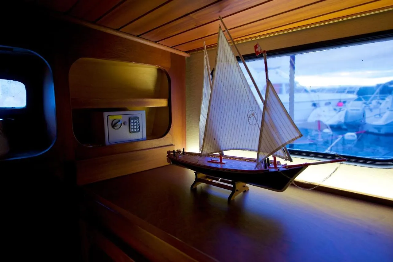 Homeboat-Bateau Hotel Γενεύη Πλωτό κατάλυμα