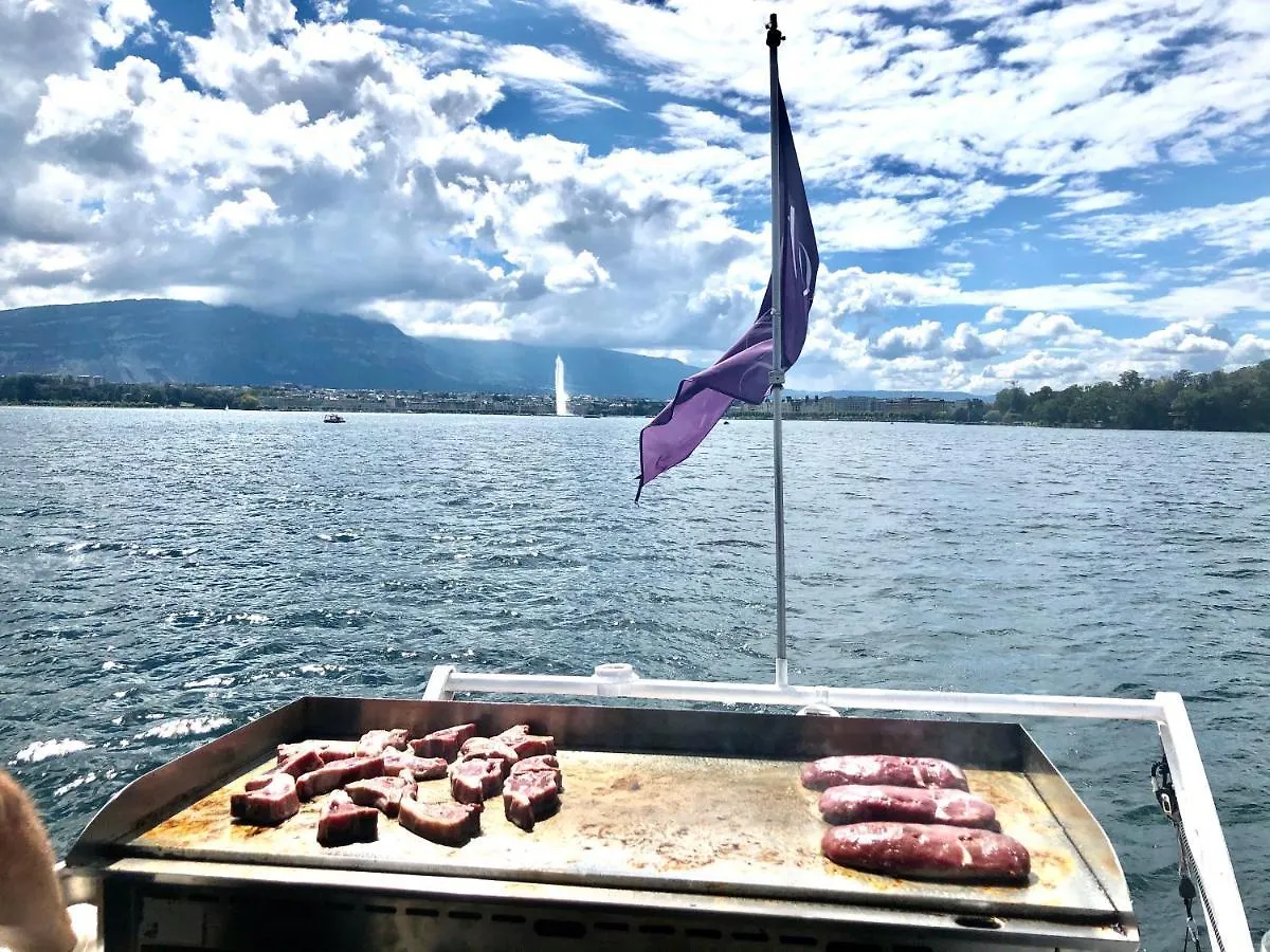 Botel Homeboat-Bateau Hotel Geneva