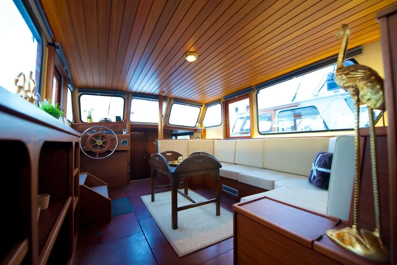 Botel Homeboat-Bateau Hotel Geneva