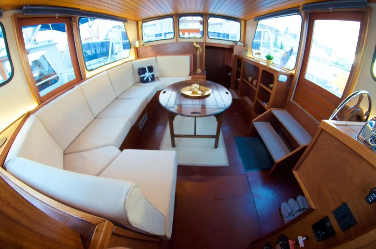 Botel Homeboat-Bateau Hotel Geneva