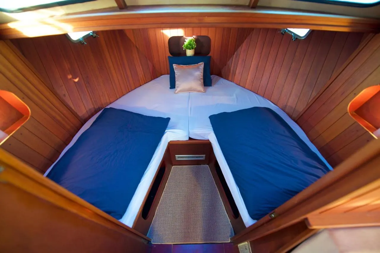 Homeboat-Bateau Hotel Geneva Botel
