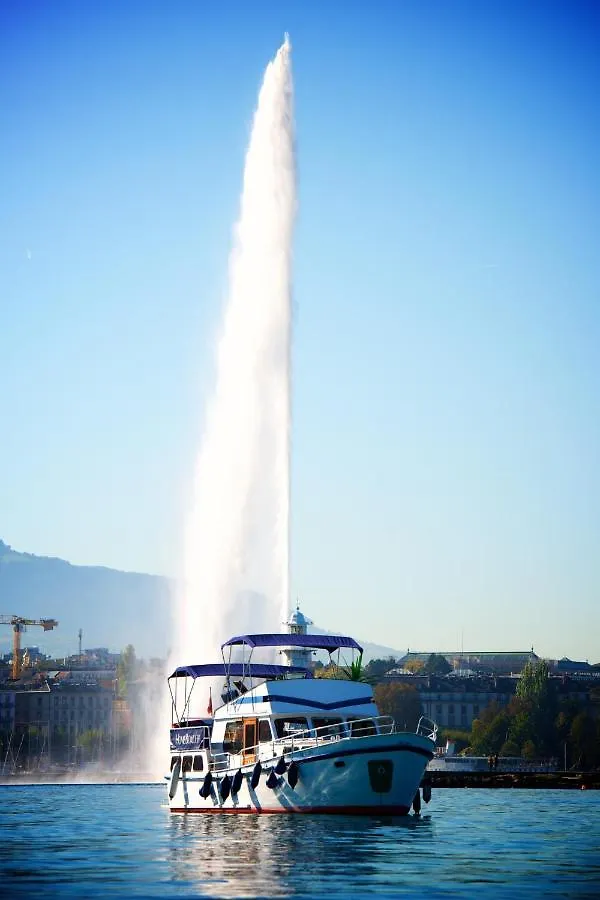 Botel Homeboat-Bateau Hotel Geneva